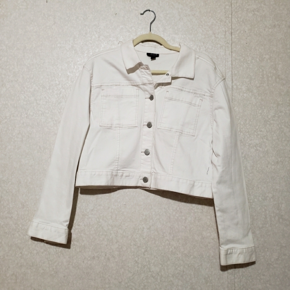 NEW...A.N.A....White Cropped Jean Jacket with Classic Collar..SIZE:L